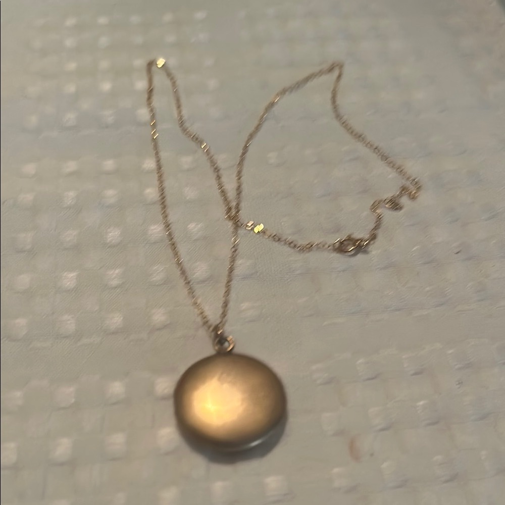 Elegant Gold Pendant Locket Necklace